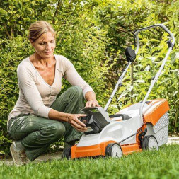 Аккумуляторная газонокосилка Stihl RMA 235.0 с АК 20 и AL 101
