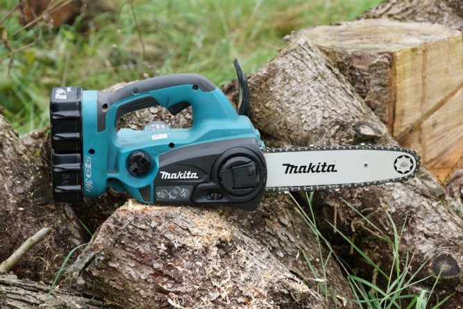 Аккумуляторная цепная пила Makita DUC302RF2 (2*3Ач, ЗУ)