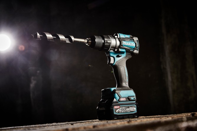 Аккумуляторная дрель-шуруповерт Makita XGT DF001GD201