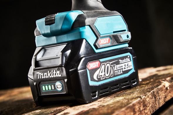 Аккумуляторная дрель-шуруповерт Makita XGT DF001GD201