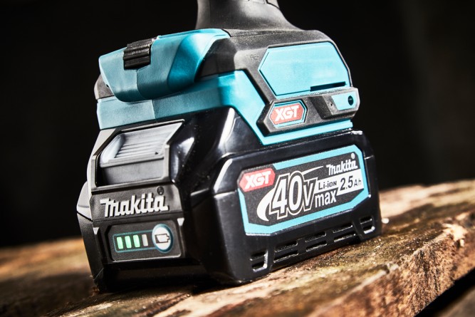 Аккумуляторная дрель-шуруповерт Makita XGT DF001GD201