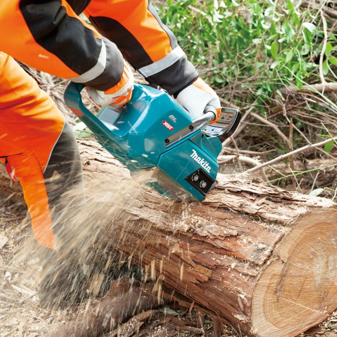 Аккумуляторная цепная пила 40v, шина 40см Makita UC012GZ (без АКБ и ЗУ)