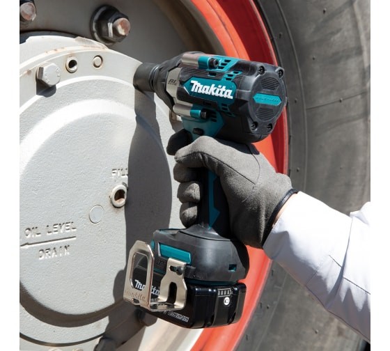 Аккумуляторный ударный гайковерт Makita DTW700Z