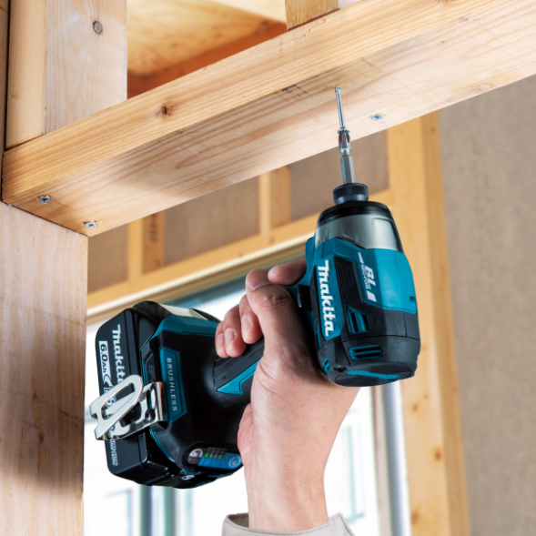 Аккумуляторный ударный шуруповерт (импакт) Makita DTD173RTJ (2х5Ач, ЗУ)