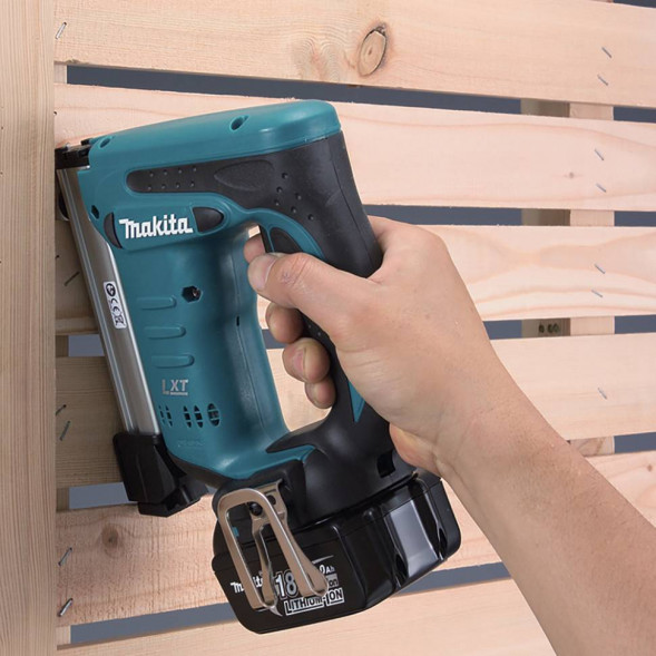 Аккумуляторный степлер Makita DST221Z