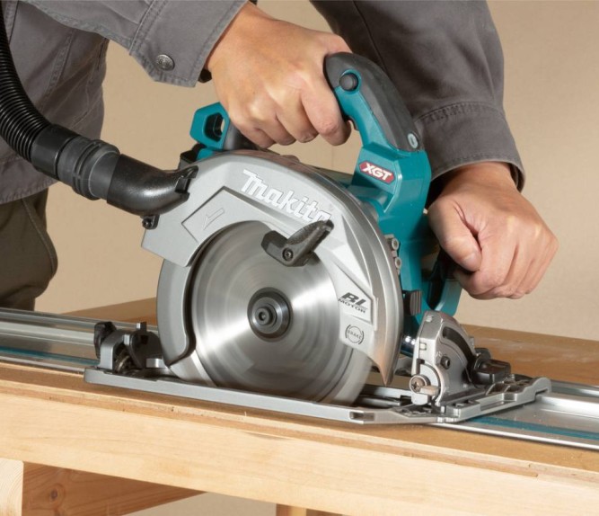 Аккумуляторная дисковая пила Makita XGT HS004GZ