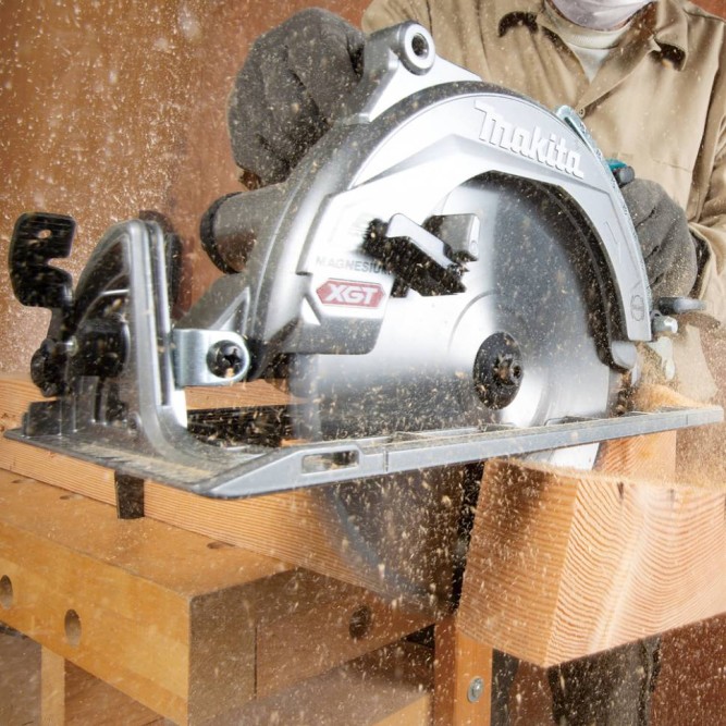 Аккумуляторная дисковая пила Makita XGT RS002GZ