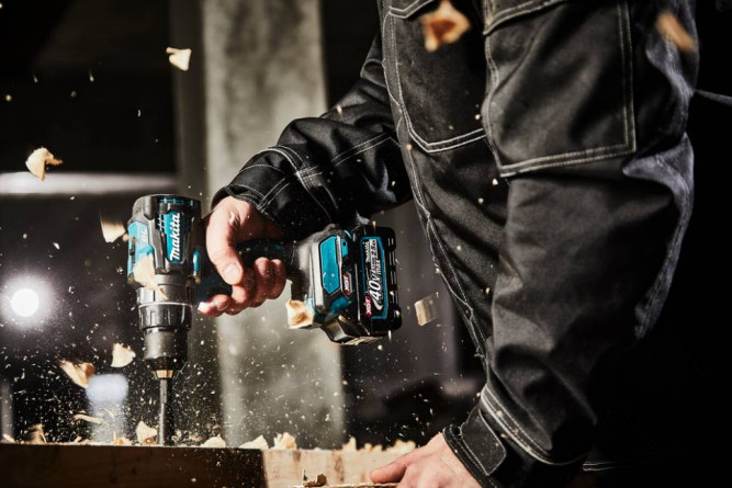 Аккумуляторная дрель-шуруповерт Makita DF001GZ