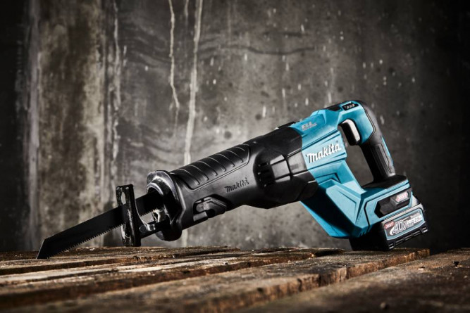 Аккумуляторная сабельная пила Makita XGT JR001GM201