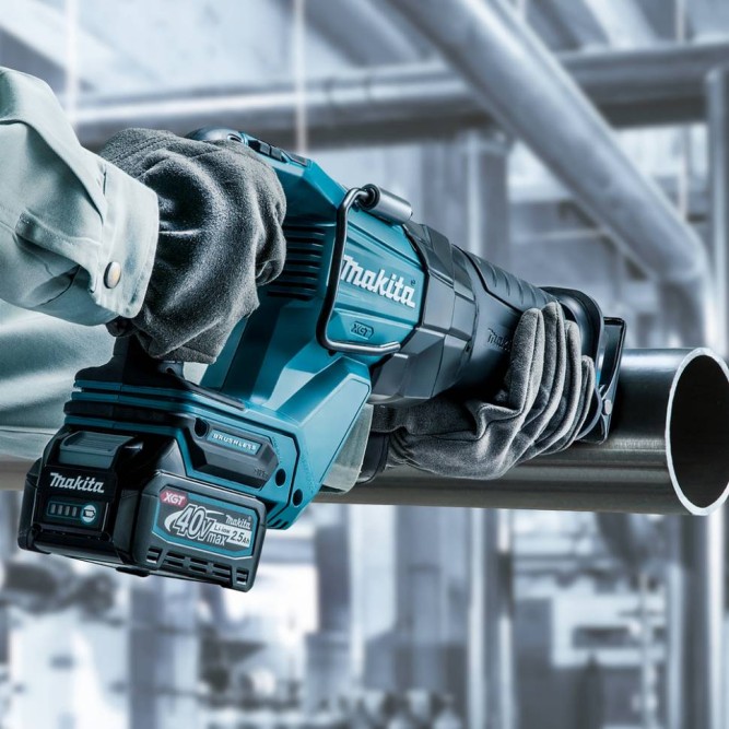 Аккумуляторная сабельная пила Makita XGT JR001GZ