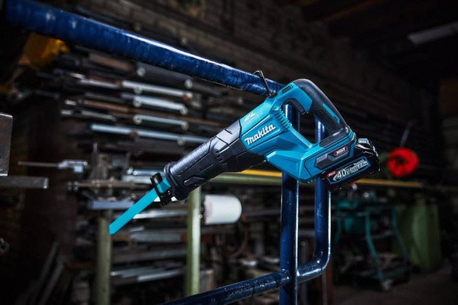 Аккумуляторная сабельная пила Makita XGT JR001GZ