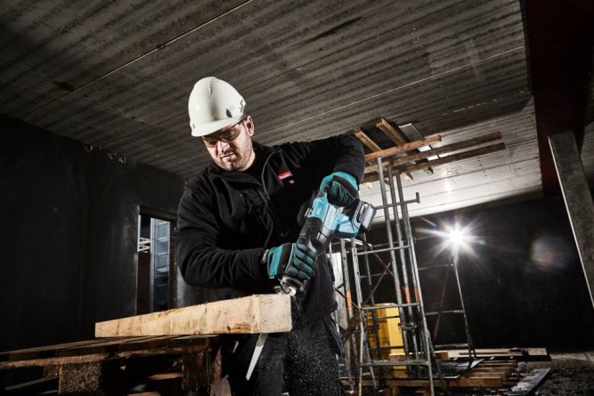 Аккумуляторная сабельная пила Makita XGT JR001GZ
