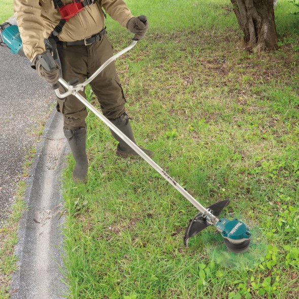 Аккумуляторная травокосилка (триммер) 40V XGT UR002GZ05 (без АКБ и ЗУ)